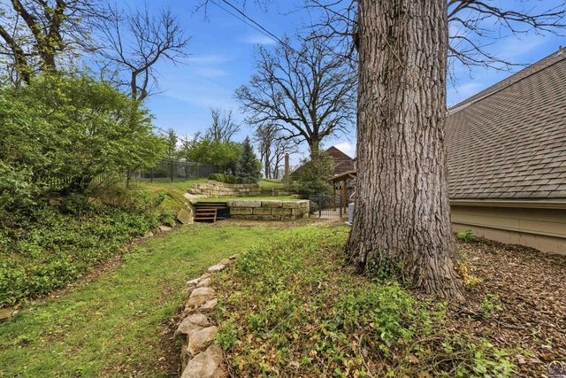 2746 SW MacVicar AVE, Topeka, KS 66611
