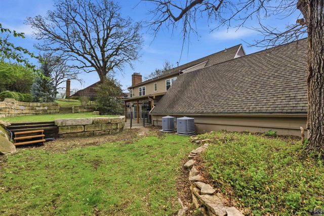 2746 SW MacVicar AVE, Topeka, KS 66611
