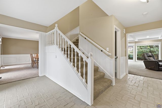 2746 SW MacVicar AVE, Topeka, KS 66611