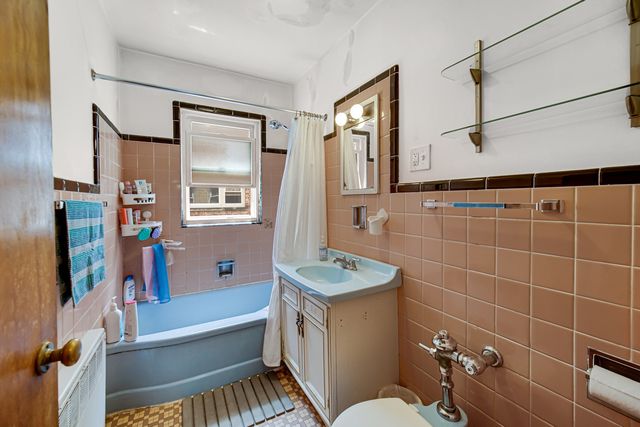 6044 N Mozart Street, Chicago, IL 60659