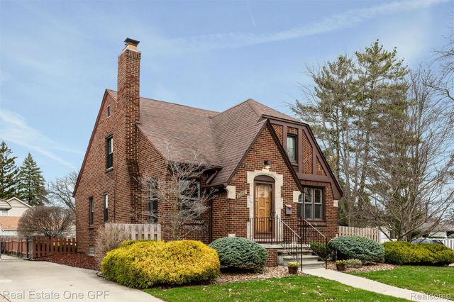 1488 Roslyn Road, Grosse Pointe Woods, MI 48236