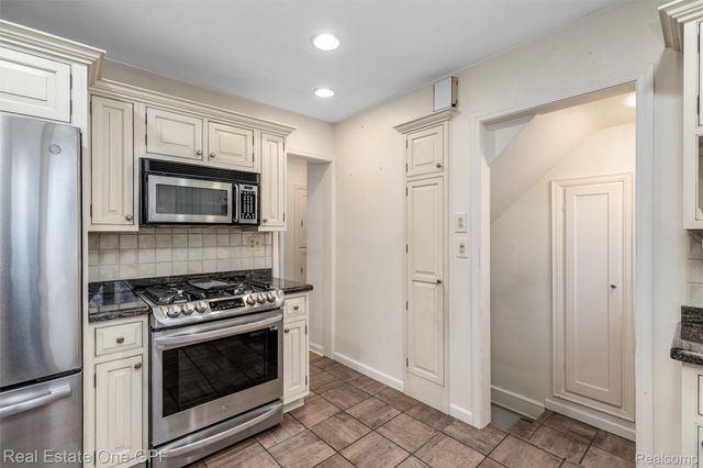 1488 Roslyn Road, Grosse Pointe Woods, MI 48236