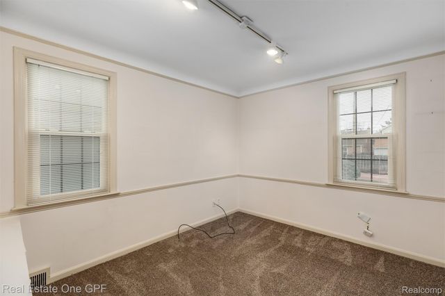 1488 Roslyn Road, Grosse Pointe Woods, MI 48236