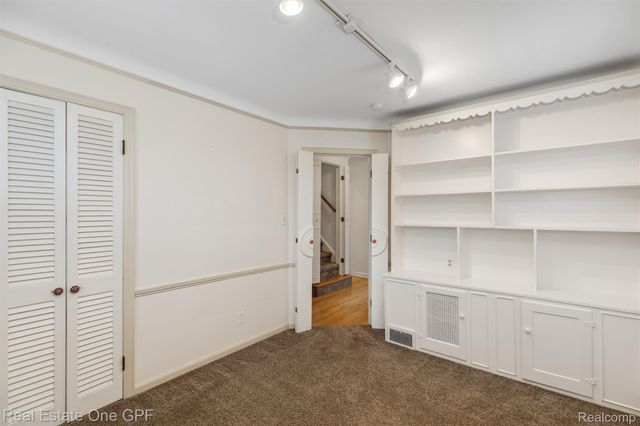 1488 Roslyn Road, Grosse Pointe Woods, MI 48236