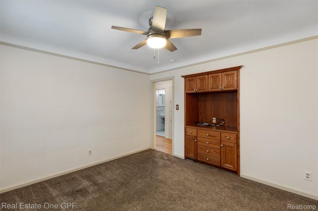 1488 Roslyn Road, Grosse Pointe Woods, MI 48236