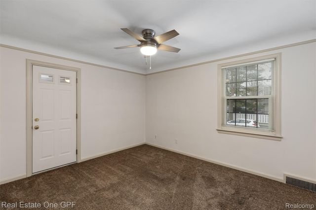 1488 Roslyn Road, Grosse Pointe Woods, MI 48236