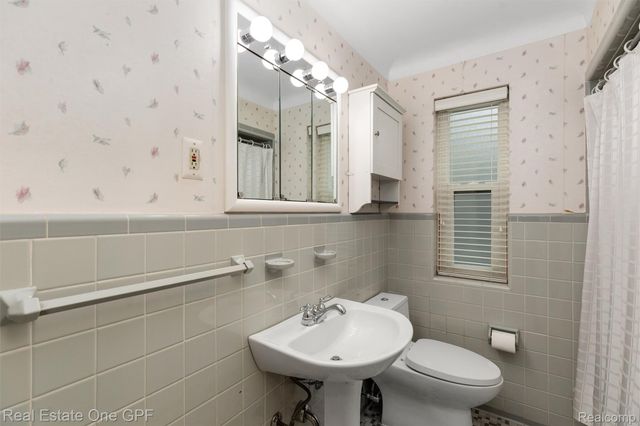 1488 Roslyn Road, Grosse Pointe Woods, MI 48236