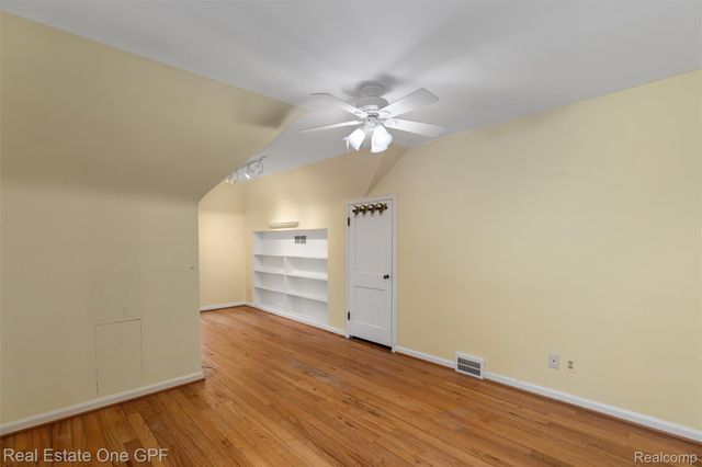 1488 Roslyn Road, Grosse Pointe Woods, MI 48236