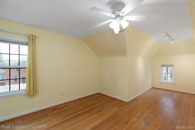 1488 Roslyn Road, Grosse Pointe Woods, MI 48236