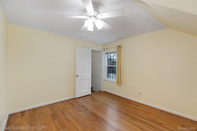 1488 Roslyn Road, Grosse Pointe Woods, MI 48236