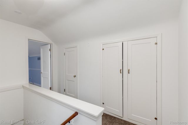 1488 Roslyn Road, Grosse Pointe Woods, MI 48236