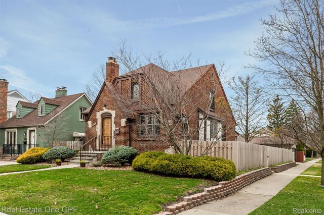 1488 Roslyn Road, Grosse Pointe Woods, MI 48236