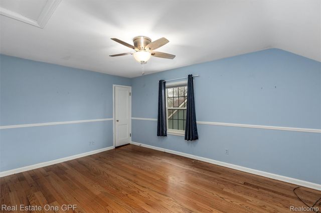 1488 Roslyn Road, Grosse Pointe Woods, MI 48236