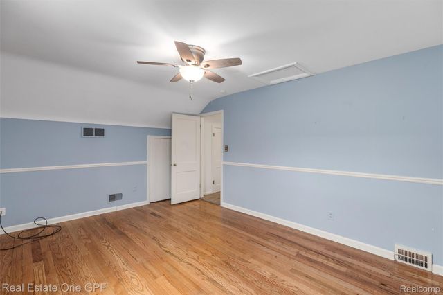 1488 Roslyn Road, Grosse Pointe Woods, MI 48236