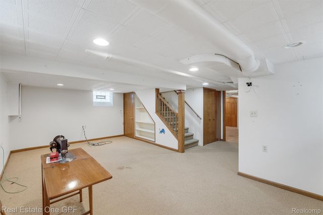 1488 Roslyn Road, Grosse Pointe Woods, MI 48236