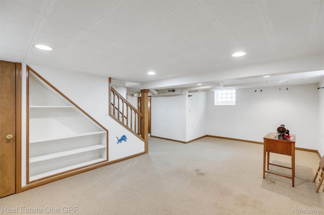 1488 Roslyn Road, Grosse Pointe Woods, MI 48236