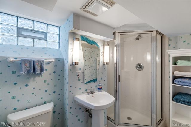 1488 Roslyn Road, Grosse Pointe Woods, MI 48236