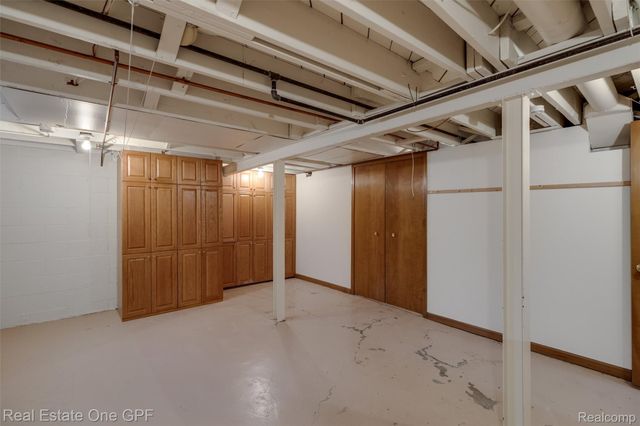 1488 Roslyn Road, Grosse Pointe Woods, MI 48236