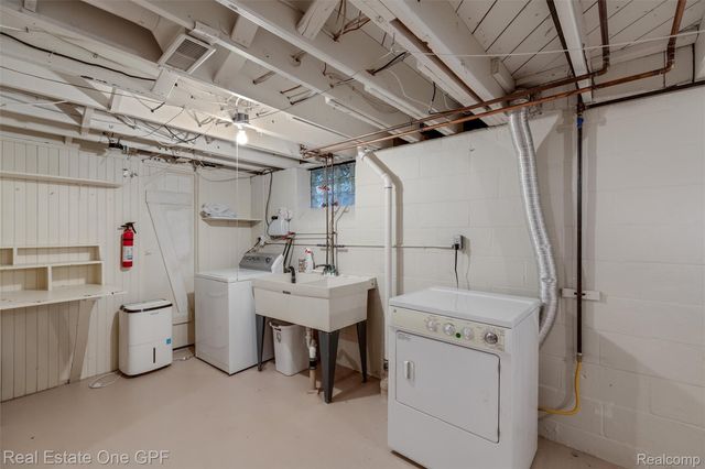 1488 Roslyn Road, Grosse Pointe Woods, MI 48236