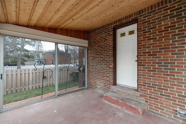 1488 Roslyn Road, Grosse Pointe Woods, MI 48236