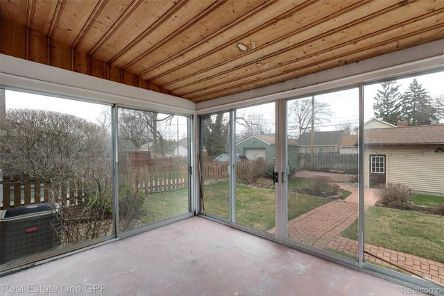 1488 Roslyn Road, Grosse Pointe Woods, MI 48236