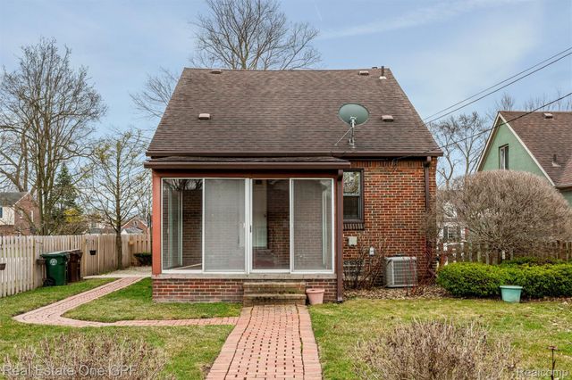 1488 Roslyn Road, Grosse Pointe Woods, MI 48236
