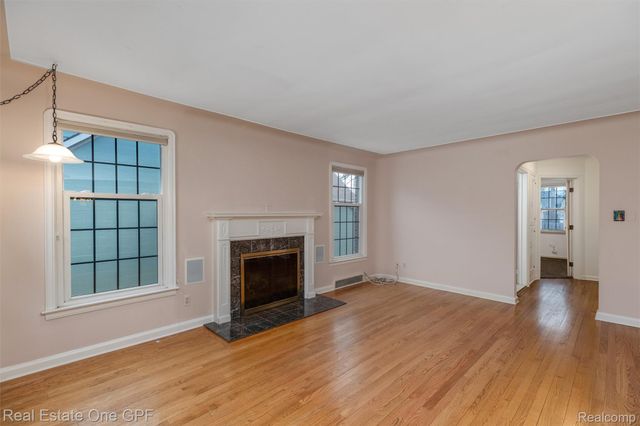 1488 Roslyn Road, Grosse Pointe Woods, MI 48236