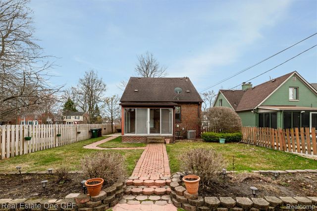 1488 Roslyn Road, Grosse Pointe Woods, MI 48236