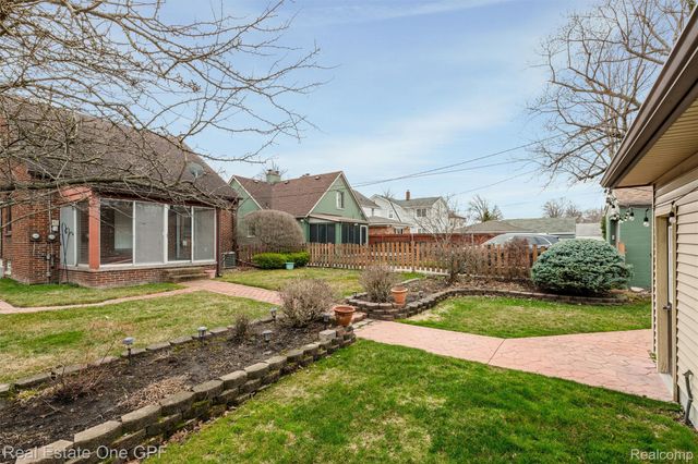 1488 Roslyn Road, Grosse Pointe Woods, MI 48236