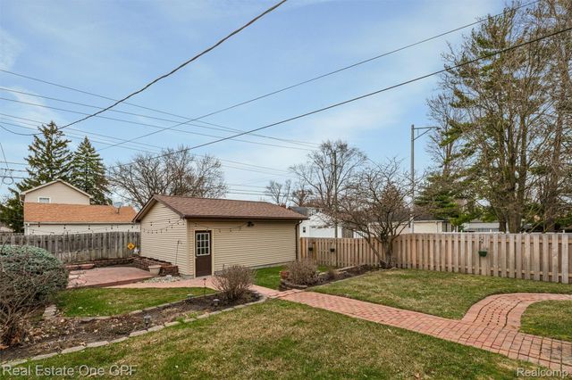 1488 Roslyn Road, Grosse Pointe Woods, MI 48236