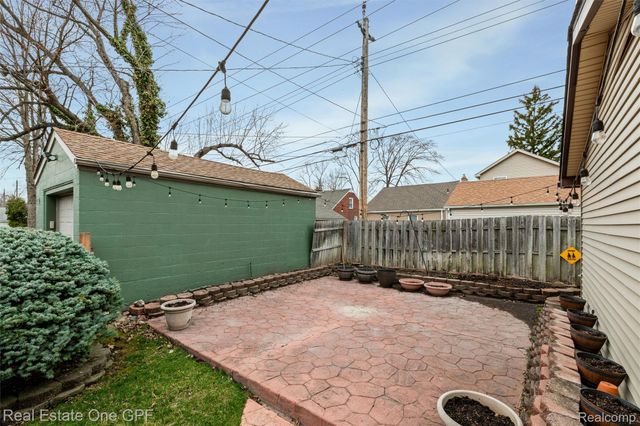 1488 Roslyn Road, Grosse Pointe Woods, MI 48236