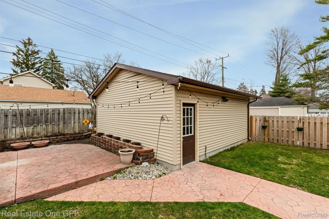 1488 Roslyn Road, Grosse Pointe Woods, MI 48236