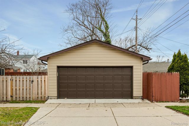 1488 Roslyn Road, Grosse Pointe Woods, MI 48236