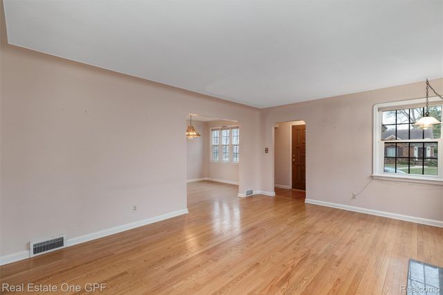 1488 Roslyn Road, Grosse Pointe Woods, MI 48236