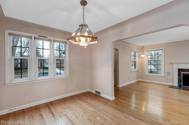 1488 Roslyn Road, Grosse Pointe Woods, MI 48236