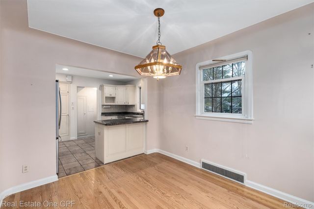 1488 Roslyn Road, Grosse Pointe Woods, MI 48236