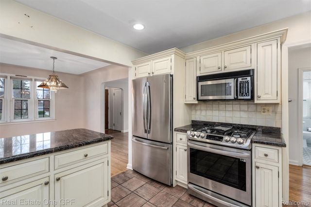 1488 Roslyn Road, Grosse Pointe Woods, MI 48236