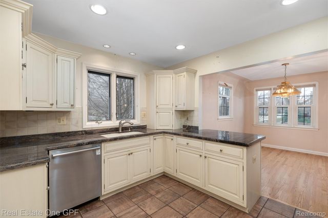 1488 Roslyn Road, Grosse Pointe Woods, MI 48236