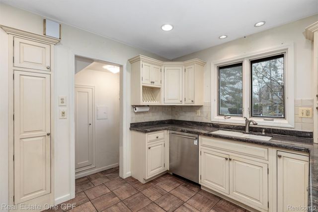 1488 Roslyn Road, Grosse Pointe Woods, MI 48236