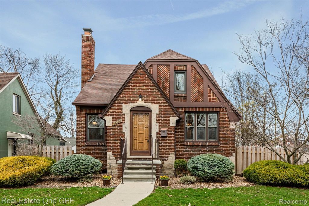 1488 Roslyn Road, Grosse Pointe Woods, MI 48236