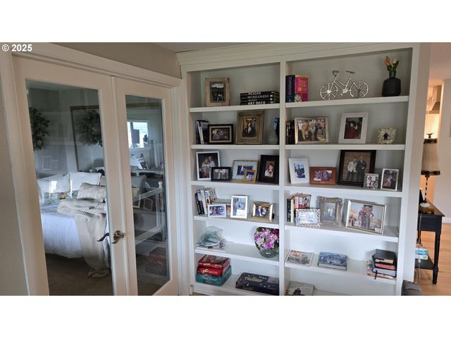 5624 S RIVERSIDE Ln, Portland, OR 97239