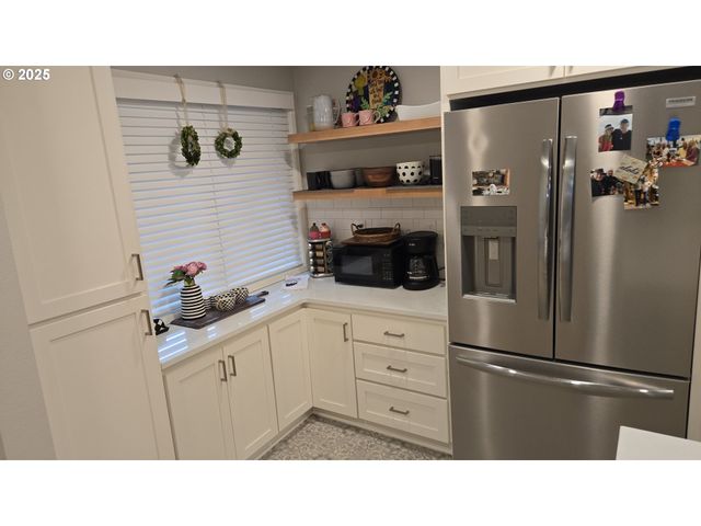 5624 S RIVERSIDE Ln, Portland, OR 97239