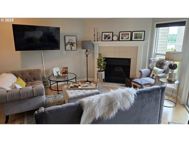 5624 S RIVERSIDE Ln, Portland, OR 97239