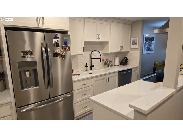 5624 S RIVERSIDE Ln, Portland, OR 97239