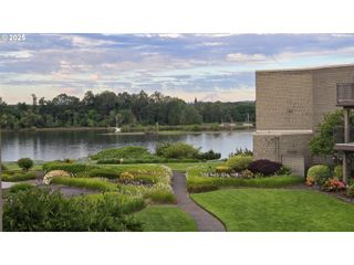 5624 S RIVERSIDE Ln, Portland, OR 97239