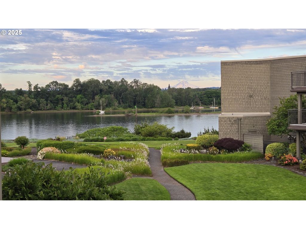 5624 S RIVERSIDE Ln, Portland, OR 97239