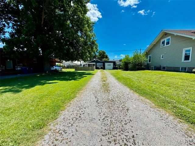852 E Penning Avenue, Wood River, IL 62095