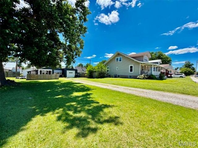 852 E Penning Avenue, Wood River, IL 62095