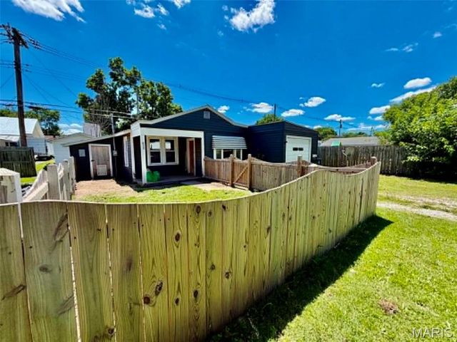 852 E Penning Avenue, Wood River, IL 62095