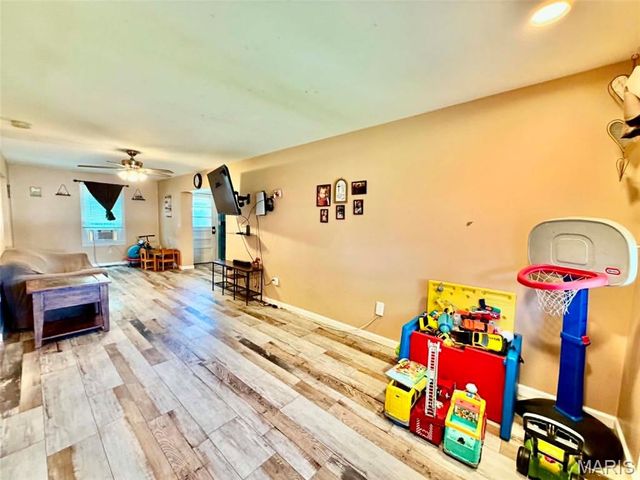852 E Penning Avenue, Wood River, IL 62095